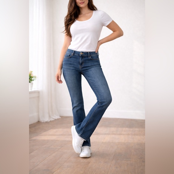 American Eagle Outfitters Denim - American Eagle Women’s Size 4 Short Original Boot Jeans Low Rise 28” Inseam